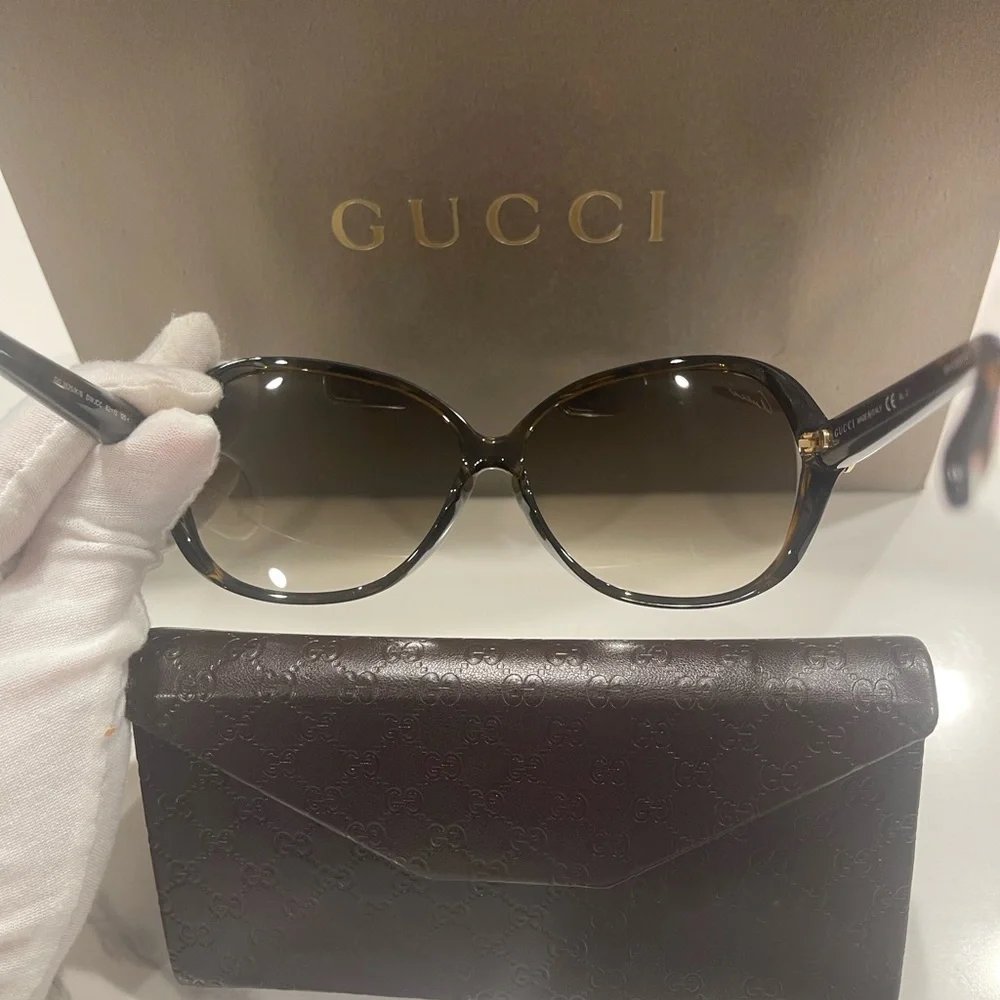 Gucci sunglass with case